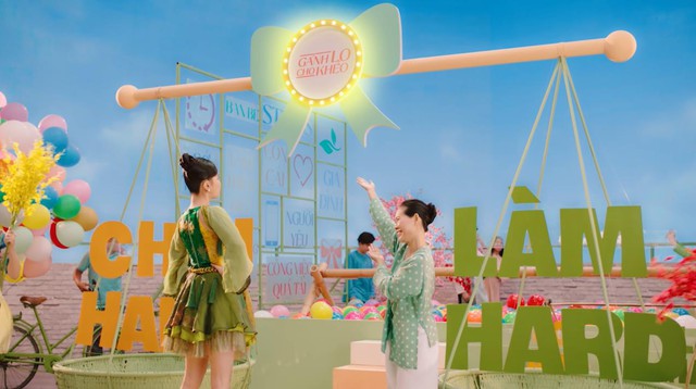 B&iacute;ch Phương đ&aacute;nh &uacute;p fan với MV Tết cực ho&agrave;nh tr&aacute;ng, năm qua kh&ocirc;ng thả b&ugrave;a y&ecirc;u nhưng lại gặp b&ugrave;a Lo - Ảnh 3.