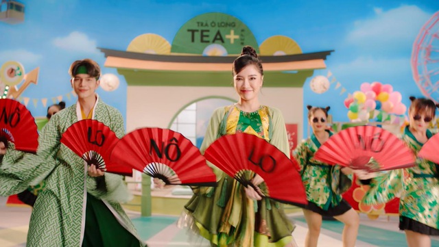 B&iacute;ch Phương đ&aacute;nh &uacute;p fan với MV Tết cực ho&agrave;nh tr&aacute;ng, năm qua kh&ocirc;ng thả b&ugrave;a y&ecirc;u nhưng lại gặp b&ugrave;a Lo - Ảnh 7.