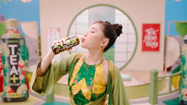 B&iacute;ch Phương đ&aacute;nh &uacute;p fan với MV Tết cực ho&agrave;nh tr&aacute;ng, năm qua kh&ocirc;ng thả b&ugrave;a y&ecirc;u nhưng lại gặp b&ugrave;a Lo - Ảnh 8.