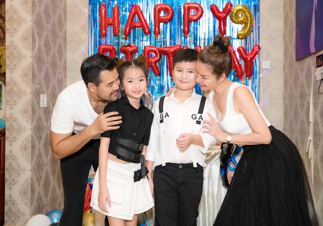 Ông xã Hoa hậu Bùi Thị Hà tự tay trang trí không gian tiệc đón sinh nhật con trai - Ảnh 1.