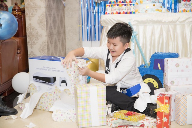 Ông xã Hoa hậu Bùi Thị Hà tự tay trang trí không gian tiệc đón sinh nhật con trai - Ảnh 4.