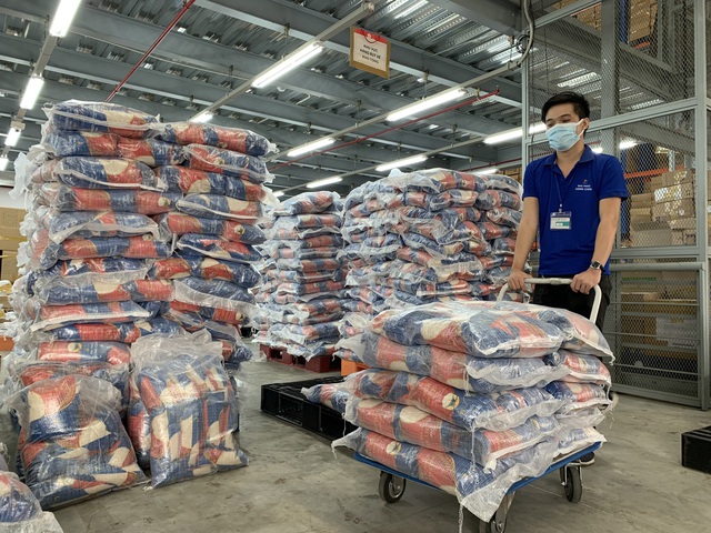 FPT Long Châu tri ân cộng đồng, mong Tết bình an với 210.000 ngày thuốc và 140 tấn gạo - Ảnh 2.