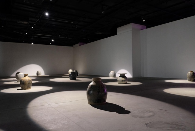 Triển lãm sắp đặt đương đại “Loong Koong” - Âm thanh của những mảng gốm - Ảnh 1.