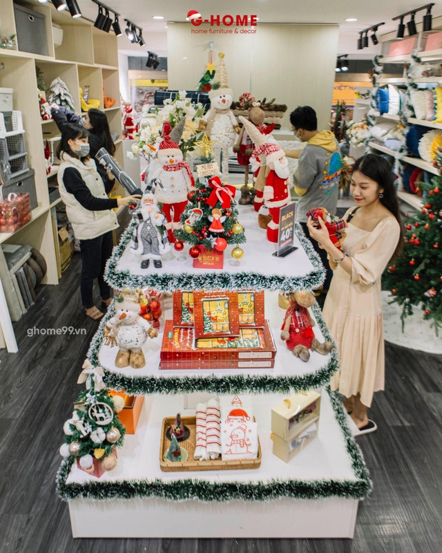 Giáng sinh đang đến gần và cửa hàng này đã sẵn sàng để đón tiếp bạn với những món quà Giáng sinh đặc biệt. Xem qua những hình ảnh để lựa chọn những sản phẩm yêu thích cho một mùa lễ hội ấm áp.