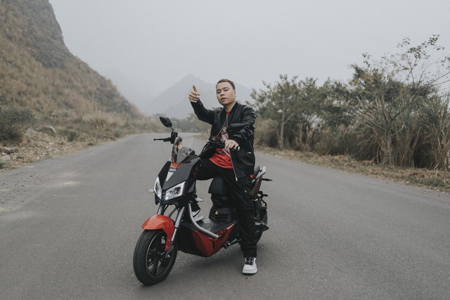 Bình Gold, LOCOBoiz khuấy đảo cộng đồng rap Việt khi mặc cổ phục, độ xe rồng trong MV rap ca trù mới - Ảnh 6.