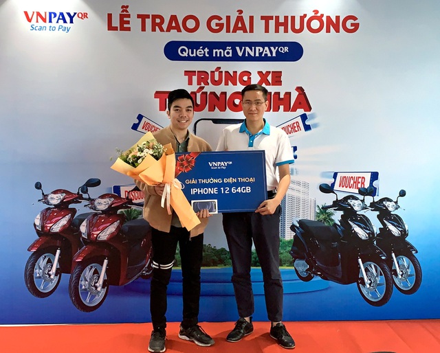Producer MV &ldquo;Xẩm H&agrave; Nội&rdquo; bất ngờ tr&uacute;ng iPhone 12&hellip; v&igrave; đi giặt quần &aacute;o cho vợ - Ảnh 2.