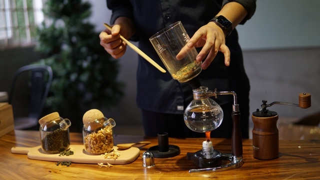Qu&aacute;n tr&agrave; ở H&agrave; Nội &ldquo;chơi trội&rdquo; b&aacute;n take-away hẳn tr&agrave; &ocirc; long đặc sản hương vị hảo hạng - Ảnh 2.