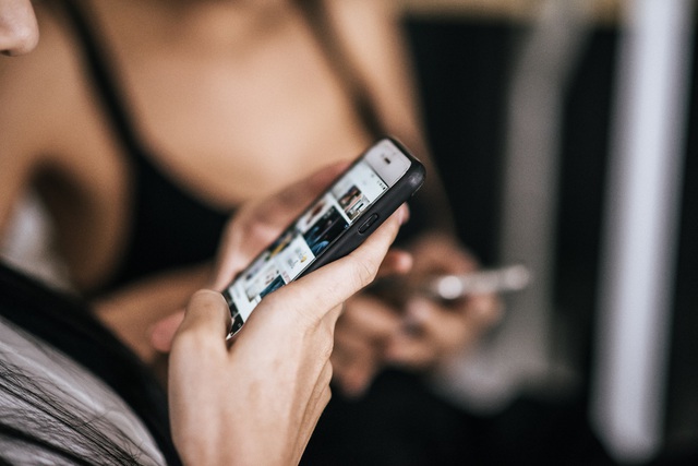 Gen Z: D&aacute;m nghĩ, d&aacute;m l&agrave;m, lại chưa d&aacute;m... y&ecirc;u bản th&acirc;n? - Ảnh 2.