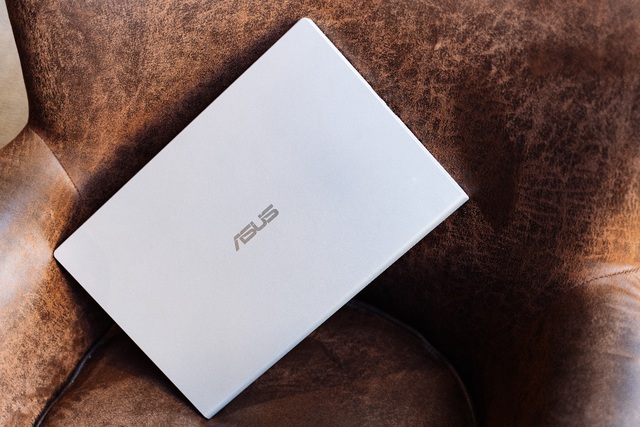 Mẫu laptop phổ th&ocirc;ng trang bị CPU l&ecirc;n đến 8 nh&acirc;n 16 luồng sẽ l&agrave;m người d&ugrave;ng kinh ngạc v&igrave; hiệu năng si&ecirc;u khủng của m&igrave;nh - Ảnh 1.