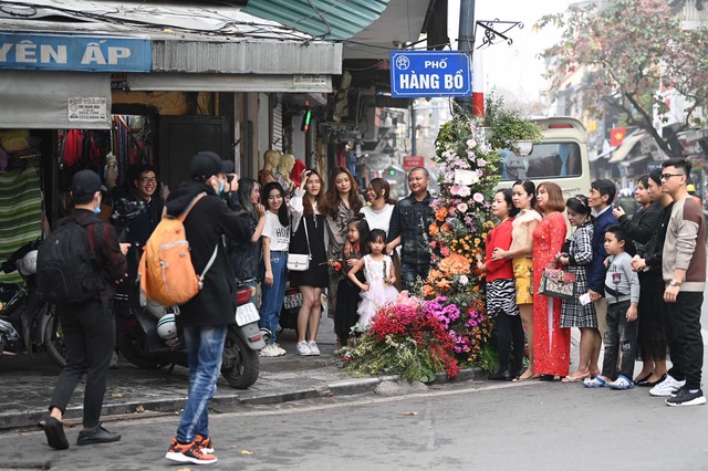 More than 100 light poles "bloom" in the center of Hanoi - Photo 7.