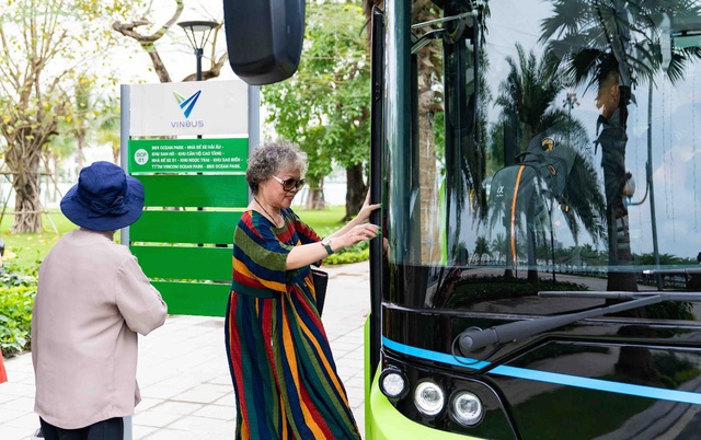 Háo hức khám phá xe buýt điện đầu tiên tại Việt Nam với những trải nghiệm “cực chất” - Ảnh 1.