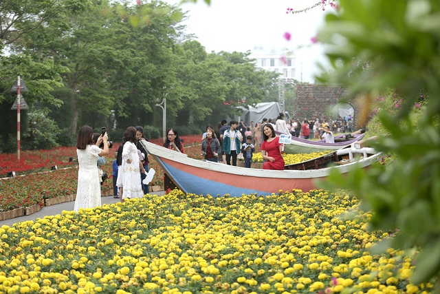 Nhìn biển người tại lễ hội hoa Sầm Sơn, biết ngay điểm ăn chơi cực đã mùa hè này - Ảnh 3.