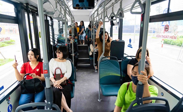 Háo hức khám phá xe buýt điện đầu tiên tại Việt Nam với những trải nghiệm “cực chất” - Ảnh 7.