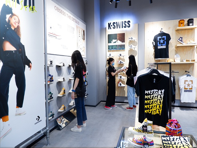 Khám phá ngay không gian mua sắm “sang xịn mịn” Premium Store của Sneaker Buzz vừa chính thức có mặt tại Hà Nội - Ảnh 3.