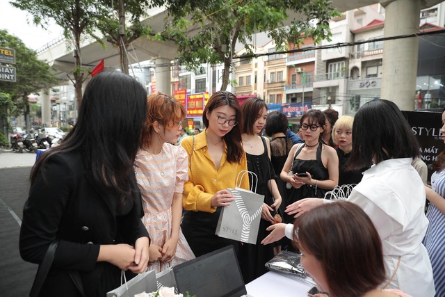 Chuyện gì đây? Giới trẻ Hà thành đồng loạt check-in STYLE by PNJ tại Hà Nội - Ảnh 2.
