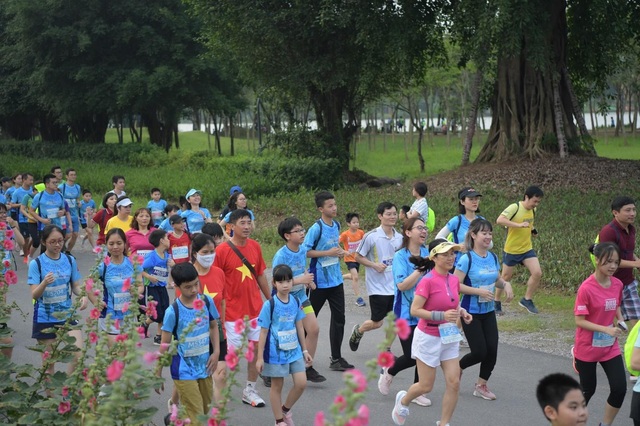 Những chân chạy nhí ở Ecopark Marathon 2021 - Ảnh 3.