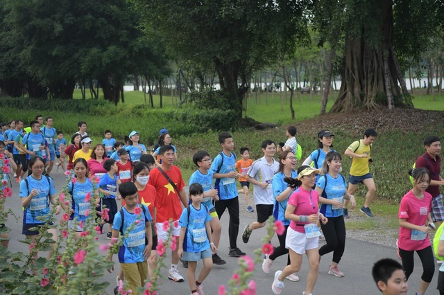 Những chân chạy nhí ở Ecopark Marathon 2021 - Ảnh 2.