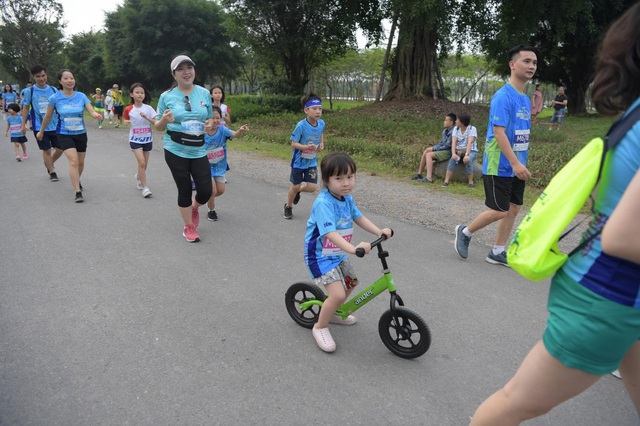 Những chân chạy nhí ở Ecopark Marathon 2021 - Ảnh 4.