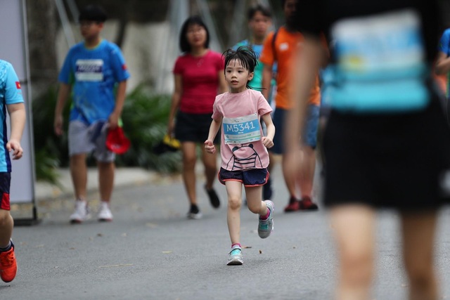 Những chân chạy nhí ở Ecopark Marathon 2021 - Ảnh 8.