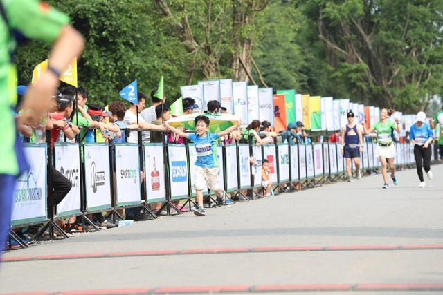 Những chân chạy nhí ở Ecopark Marathon 2021 - Ảnh 10.