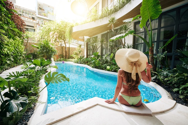 Xuất hiện khách sạn ngay trung tâm Sài Gòn mà cứ ngỡ là resort nào đó ngoài biển, nhiều góc “chill” xỉu lại chuẩn “tropical vibe” - Ảnh 3.