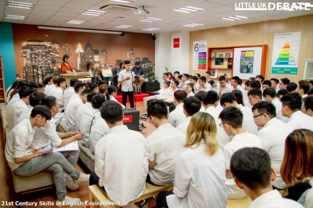 Debate nảy lửa bằng tiếng Anh nhanh như tiếng Việt, sinh viên ĐH FPT khiến bạn bè trầm trồ - Ảnh 1.