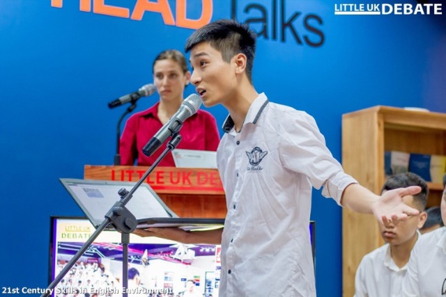 Debate nảy lửa bằng tiếng Anh nhanh như tiếng Việt, sinh viên ĐH FPT khiến bạn bè trầm trồ - Ảnh 2.