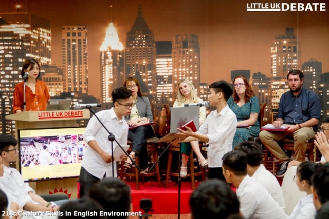 Debate nảy lửa bằng tiếng Anh nhanh như tiếng Việt, sinh viên ĐH FPT khiến bạn bè trầm trồ - Ảnh 3.