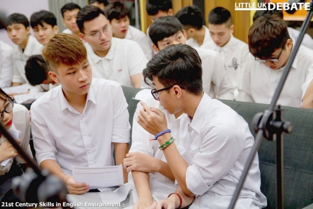 Debate nảy lửa bằng tiếng Anh nhanh như tiếng Việt, sinh viên ĐH FPT khiến bạn bè trầm trồ - Ảnh 4.