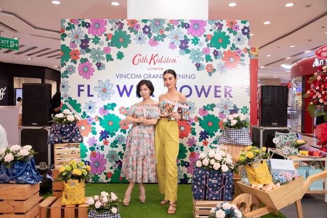 Cath Kidston ra mắt giới mộ điệu thời trang BST Xuân Hè 2021 sử dụng chất liệu tái chế mang tên Flower Power - Ảnh 6.