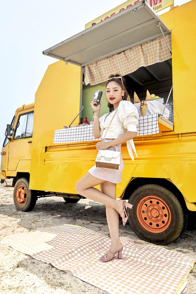 C&oacute; một kiểu người đi du lịch m&agrave; phải check 7749 tin nhắn task, l&agrave;m xong l&agrave; h&egrave; đ&atilde; tan chảy mất rồi - Ảnh 3.