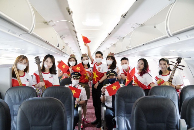 Hành trình đặc biệt mừng ngày Thống nhất đất nước 30/4 trên tàu bay Vietjet - Ảnh 2.