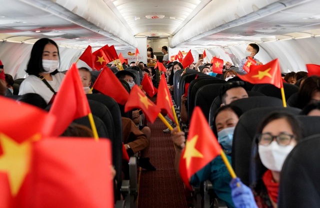 Hành trình đặc biệt mừng ngày Thống nhất đất nước 30/4 trên tàu bay Vietjet - Ảnh 3.