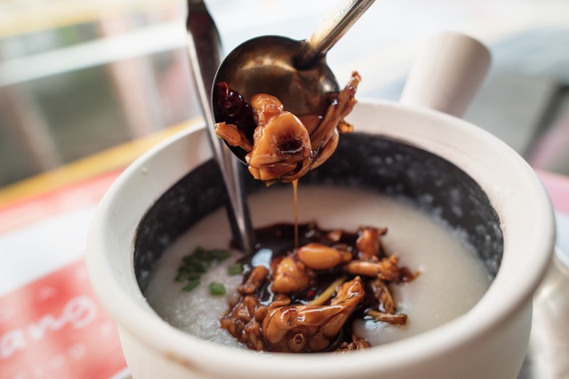 Siêu mẫu Bằng Lăng “phải lòng” văn hóa ẩm thực độc đáo của Singapore - Ảnh 1.