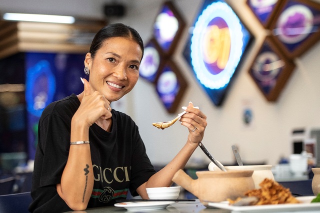 Siêu mẫu Bằng Lăng “phải lòng” văn hóa ẩm thực độc đáo của Singapore - Ảnh 2.