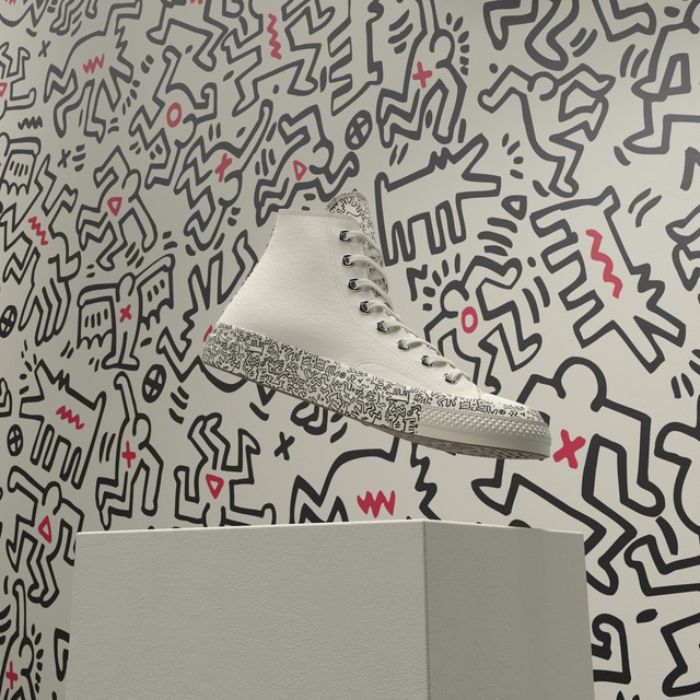 Converse mang cái hay từ nghệ thuật “phản văn” của Keith Haring lên bộ collab đầu tiên - Ảnh 2.