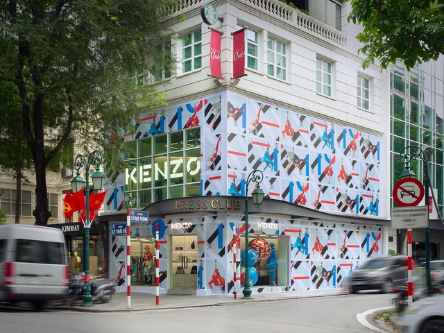 Cửa hàng KENZO Hà Nội lột xác rực rỡ, đón chào BST thể thao được mong đợi nhất năm 2021 - Ảnh 4.