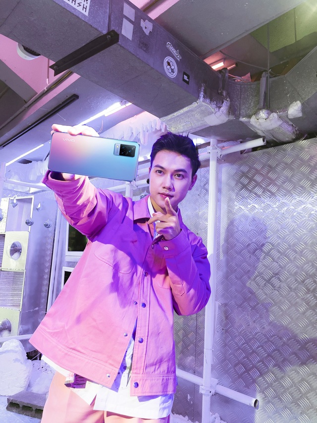 Mặc trời tối thui, các YouTuber nổi tiếng Giang Ơi, Chan La Cà… vẫn chụp hình cực xịn nhờ “siêu phẩm selfie” này - Ảnh 5.