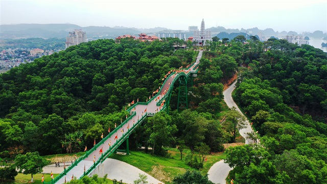 Đẹp ngoạn mục quần thể văn hóa tâm linh trên đỉnh Ba Đèo, Hạ Long - Ảnh 2.