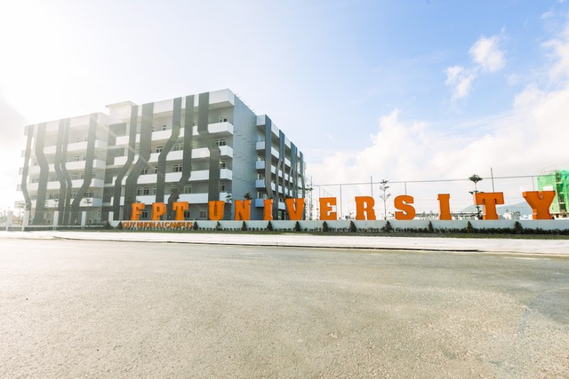Quy Nhơn không chỉ có biển xanh, cát trắng, nắng vàng mà còn có campus thích mê cho sinh viên học AI - Ảnh 1.