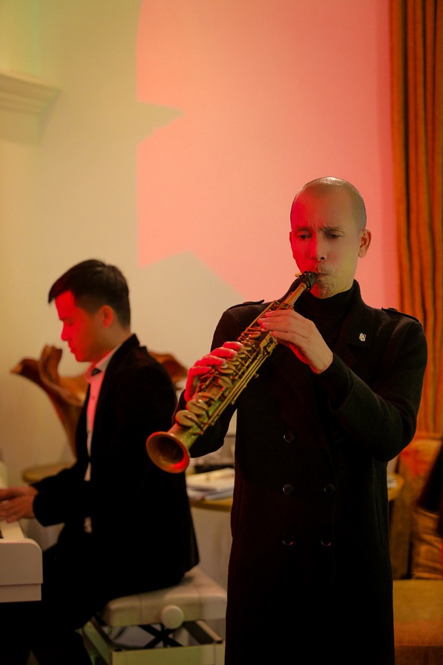 Đầu tư MV đậm chất điện ảnh, Minh Tâm Bùi gây thương nhớ với bản hòa tấu saxophone Hoa nở không màu - Ảnh 6.