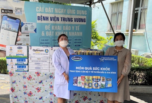 Vinamilk Sure Prevent & Optimum Gold trao tặng quà cho các bệnh viện tuyến đầu nhân ngày Gia đình Việt Nam - Ảnh 3.