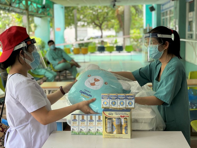 Vinamilk Sure Prevent & Optimum Gold trao tặng quà cho các bệnh viện tuyến đầu nhân ngày Gia đình Việt Nam - Ảnh 5.
