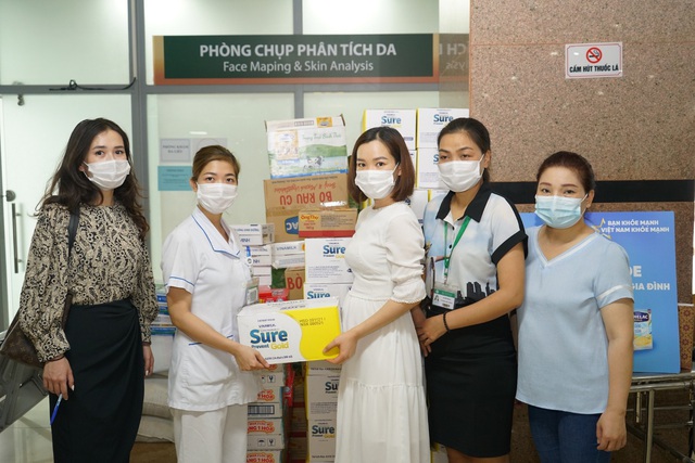 Vinamilk Sure Prevent & Optimum Gold trao tặng quà cho các bệnh viện tuyến đầu nhân ngày Gia đình Việt Nam - Ảnh 8.
