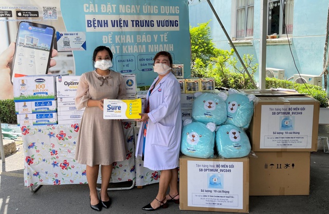 Vinamilk Sure Prevent & Optimum Gold trao tặng quà cho các bệnh viện tuyến đầu nhân ngày Gia đình Việt Nam - Ảnh 2.