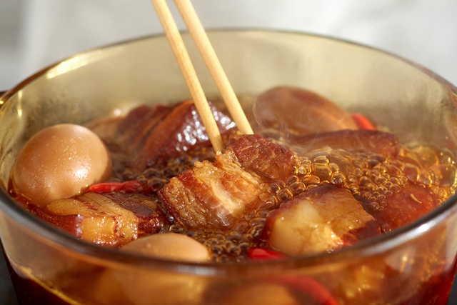 Thịt kho t&agrave;u với trứng: C&ocirc;ng thức n&acirc;ng tầm hương vị từ masterchef - Ảnh 5.