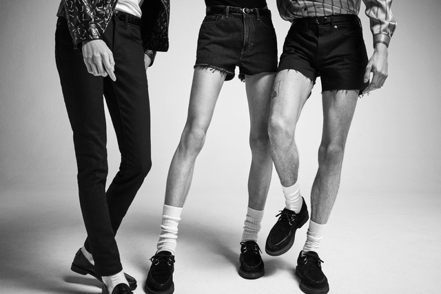 Saint Laurent Denim 2021: Dấu ấn hoài cổ của nhà mốt Paris - Ảnh 1.