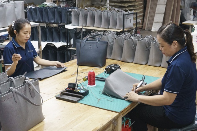 Xưởng sản xuất đồ da LECAS - nơi những người phụ nữ làm chủ - Ảnh 3.