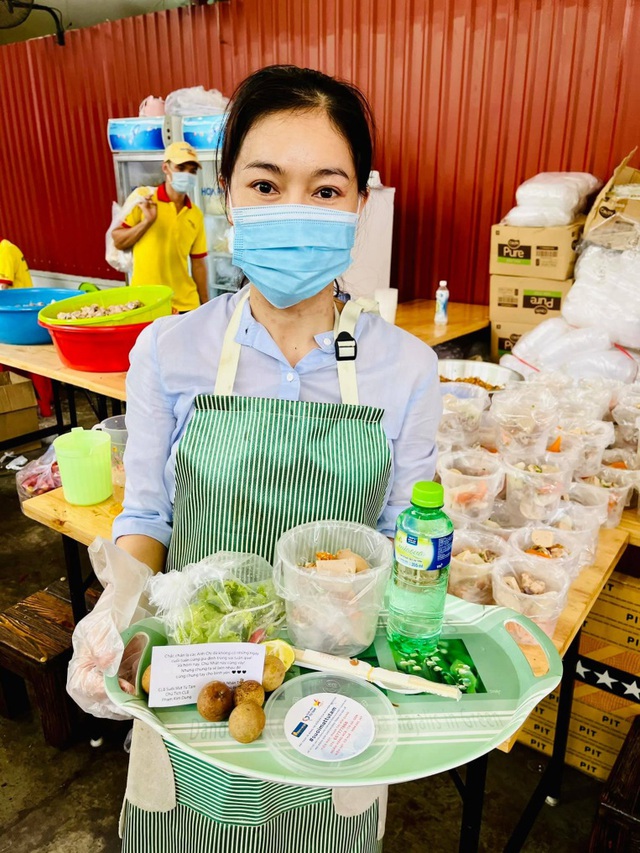 Bữa ăn thiện nguyện của CLB Suối mát từ tâm: Rau thịt đủ đầy lại có cả lời nhắn siêu đáng yêu từ bà trùm hoa hậu - Ảnh 1.