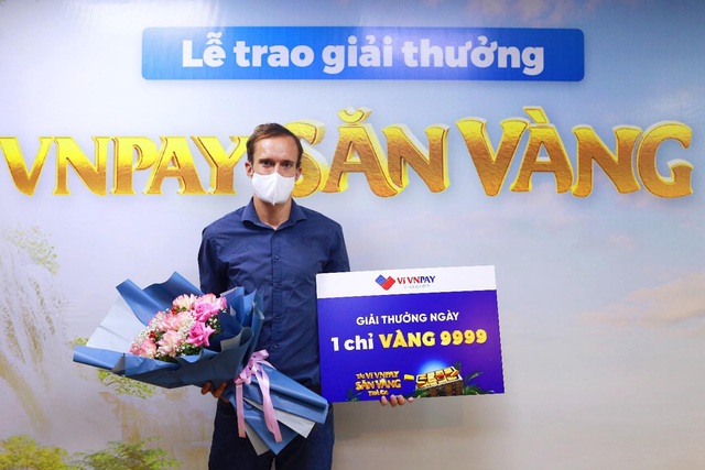 Chàng trai ngoại quốc trúng vàng 9999 nhờ thanh toán hóa đơn trực tuyến - Ảnh 1.